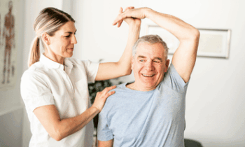 Humorvoller Alltag in der Physiotherapie: Lachen und Dehnen